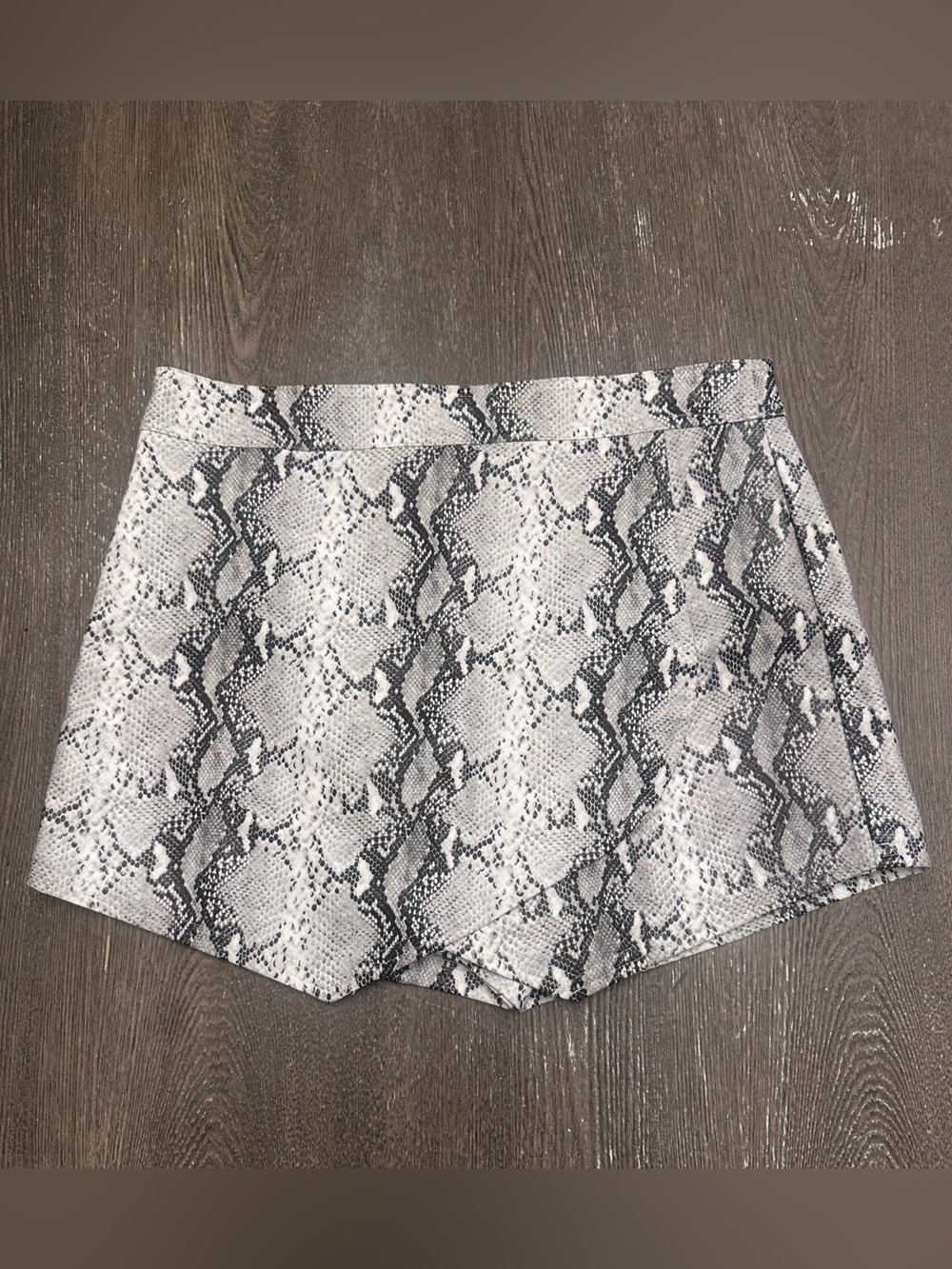 NWOT CLOUD TEN BLACK AND GREY FAUX SNAKESKIN SKORT - Size Medium SKU:182